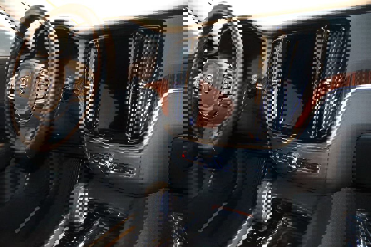 Used 2025 Volvo V60 B5 Cross Country Plus image 55