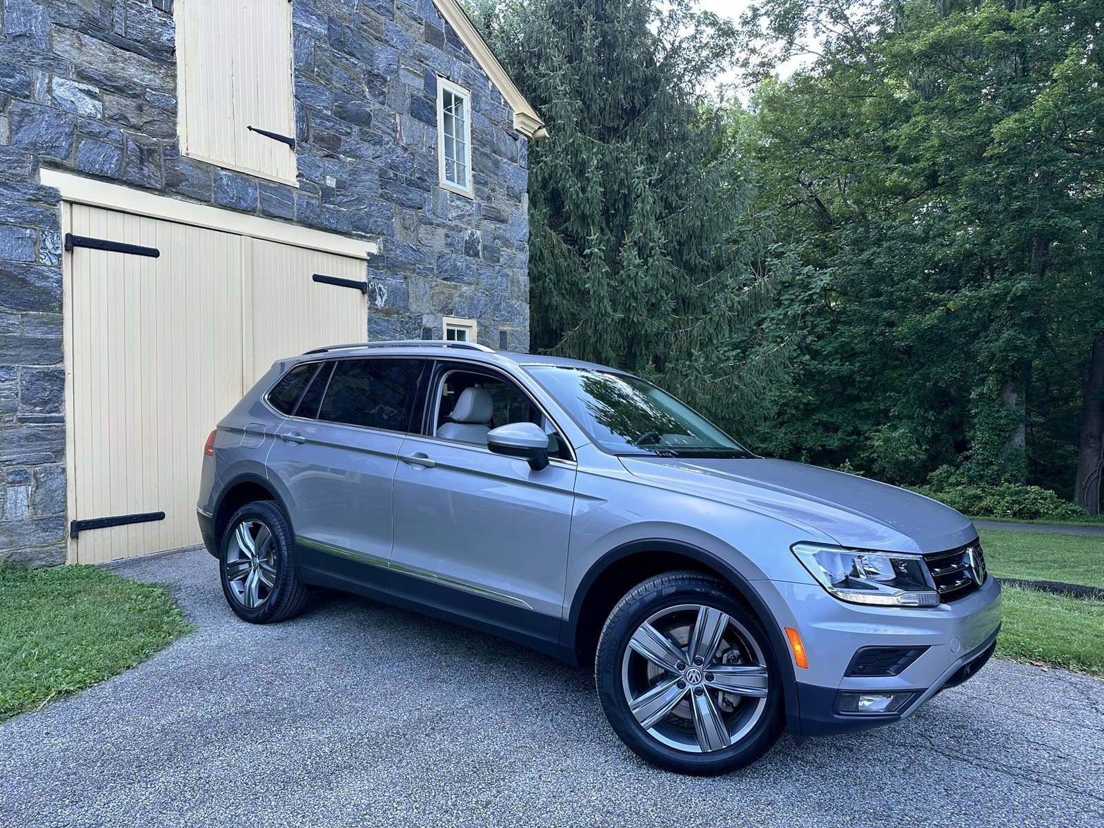 Used 2020 Volkswagen Tiguan SEL AWD/4WD image 39