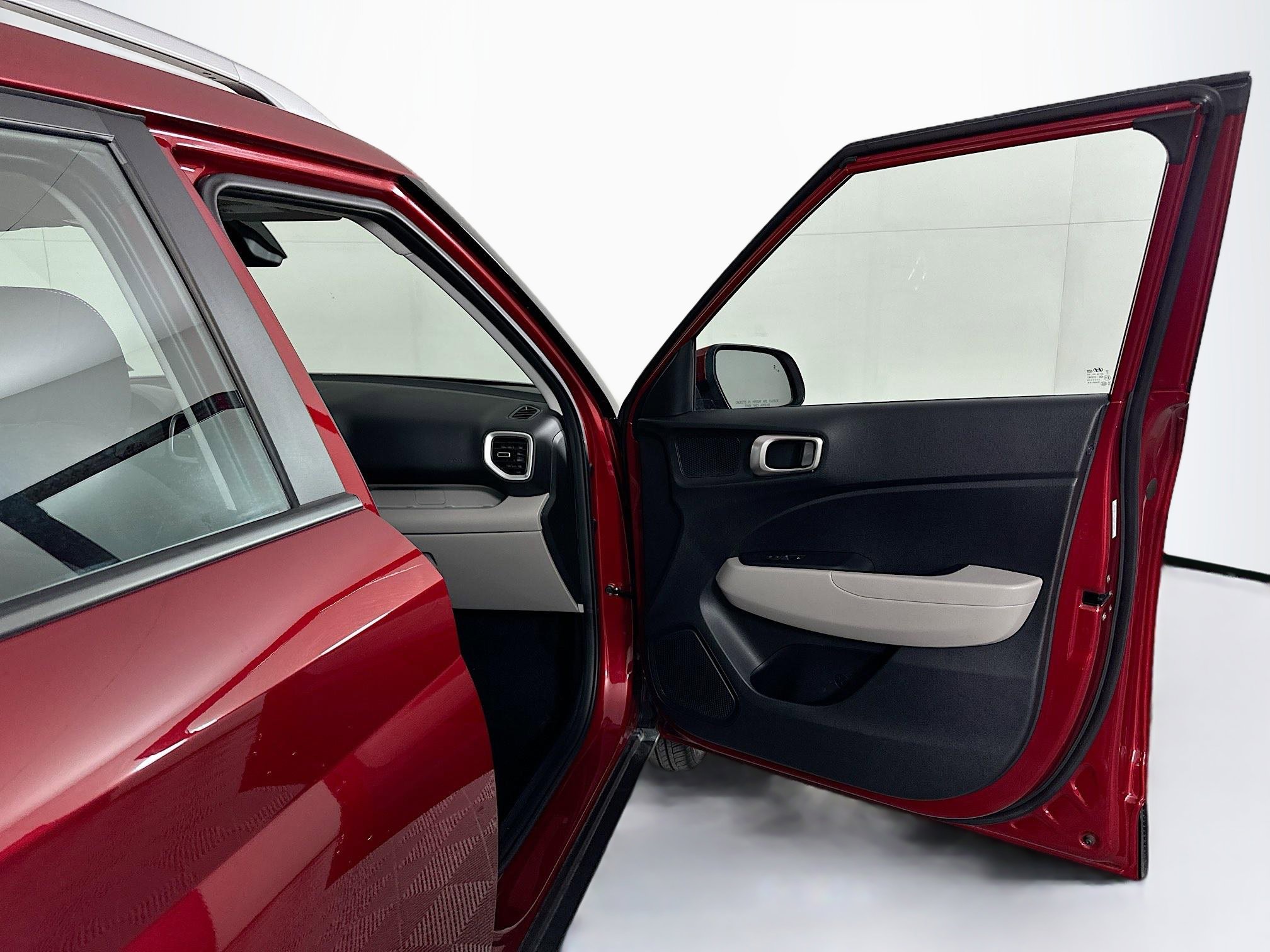 Used 2025 Hyundai Venue SEL image 31