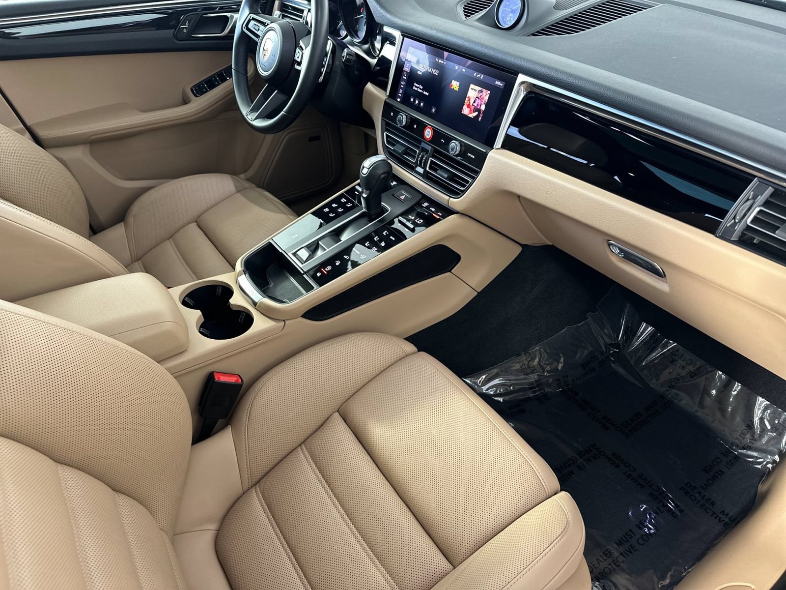 Certified 2023 Porsche Macan AWD/4WD image 18
