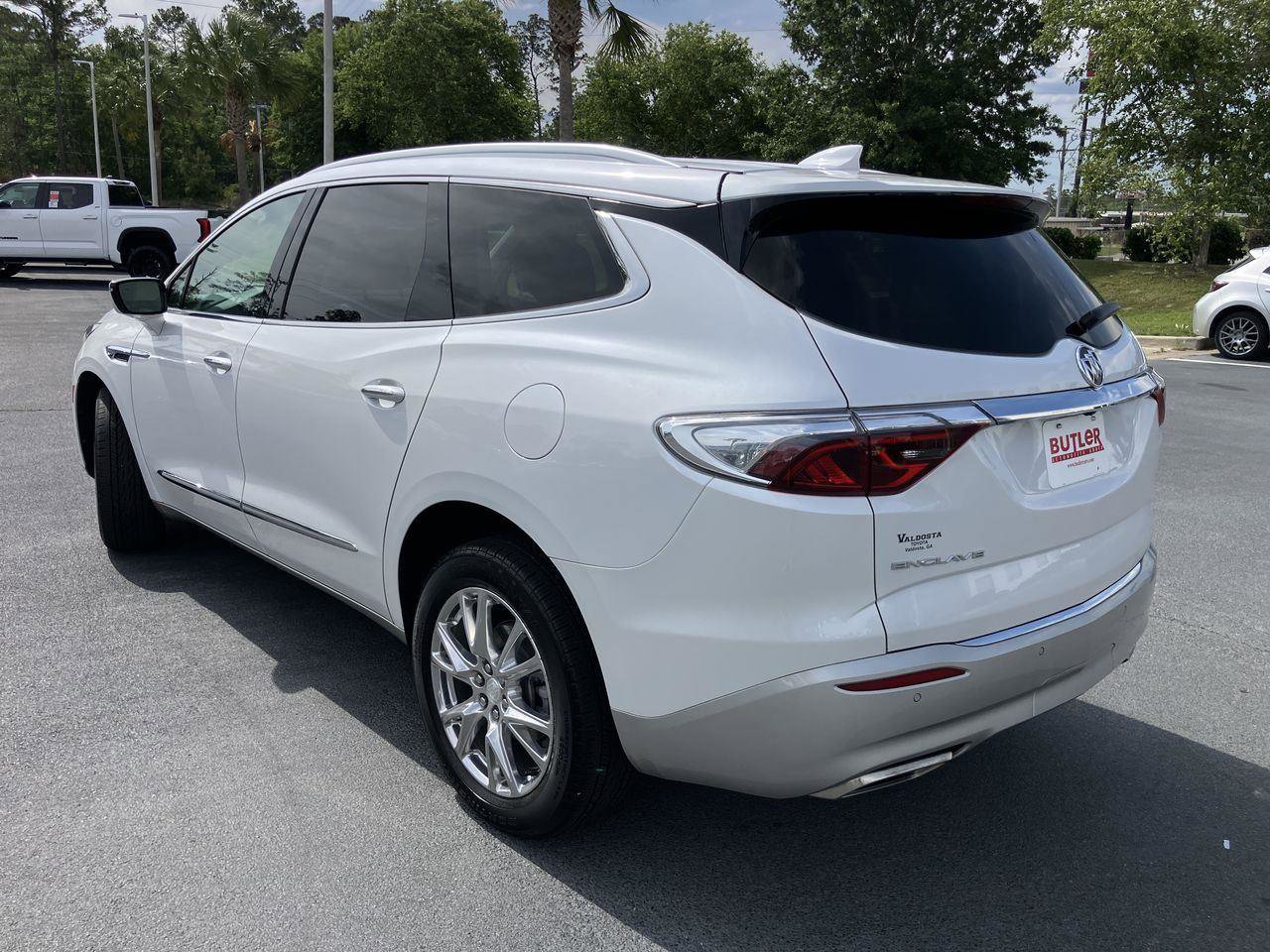 Used 2022 Buick Enclave Essence w/ Experience Buick Package FWD image 3