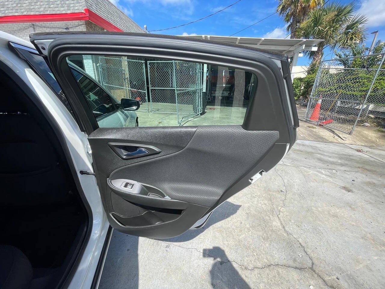 Used 2018 Chevrolet Malibu LT FWD image 16