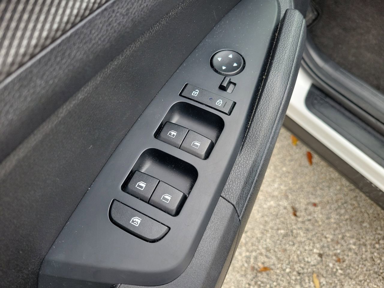 Used 2025 Kia Sportage LX image 13