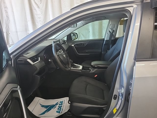 Used 2020 Toyota RAV4 LE FWD image 4