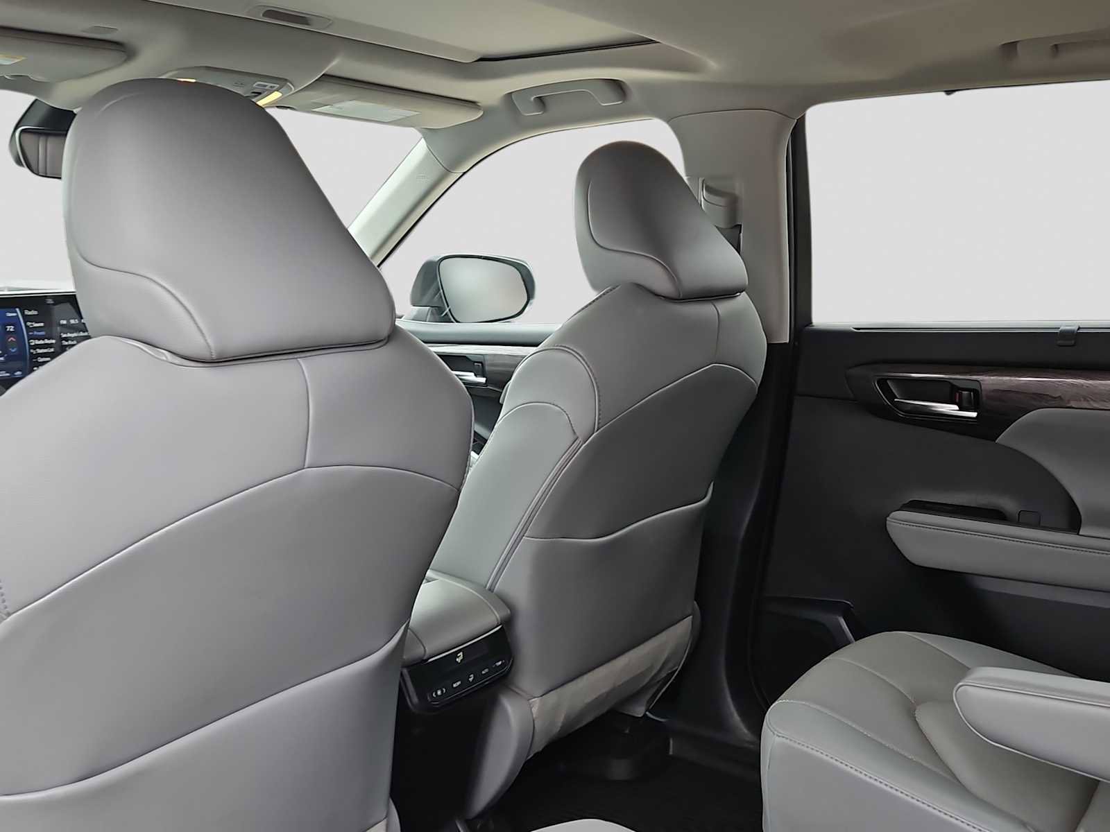 Used 2021 Toyota Highlander Limited image 14