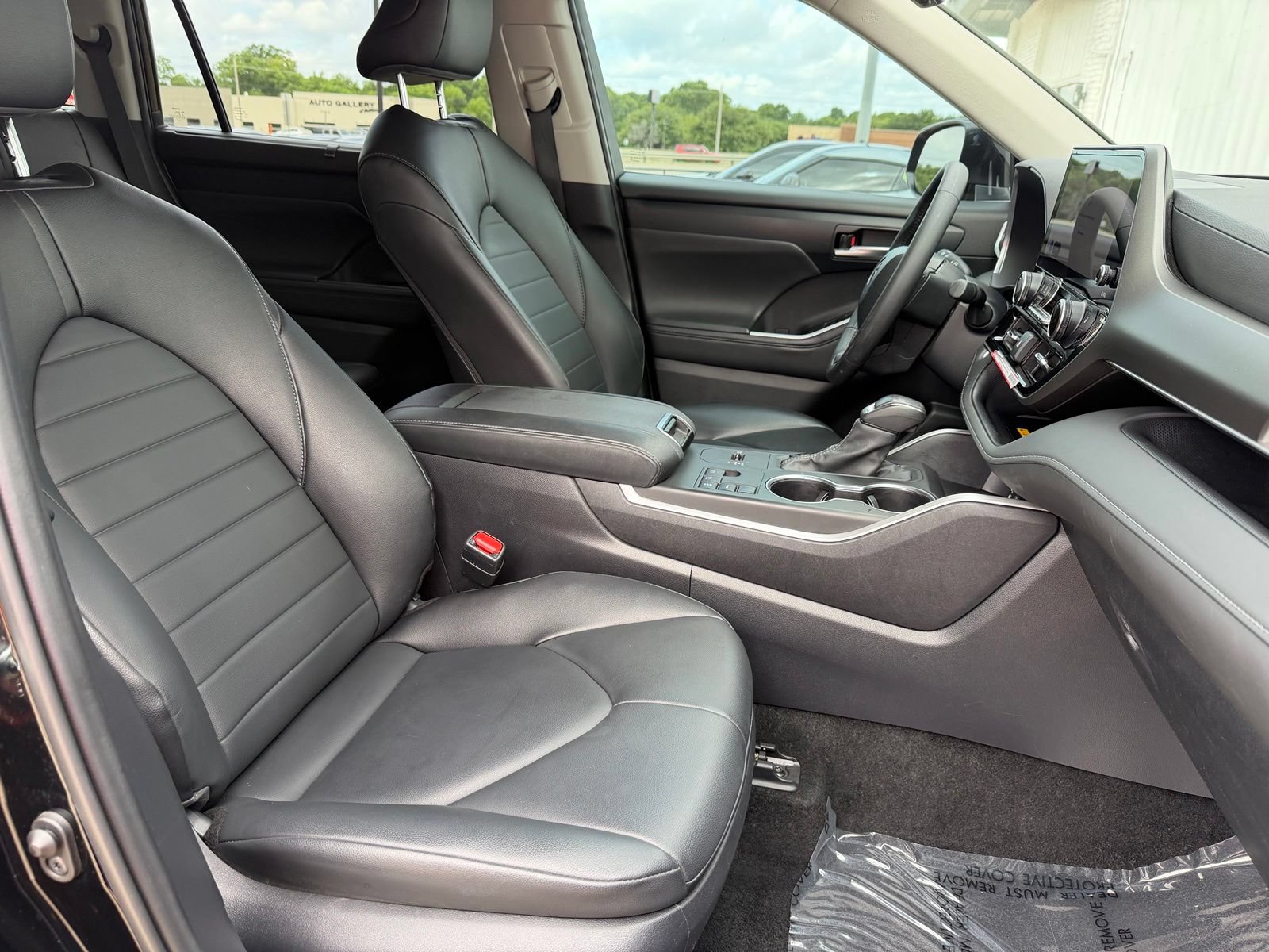 Used 2024 Toyota Highlander XLE FWD image 26