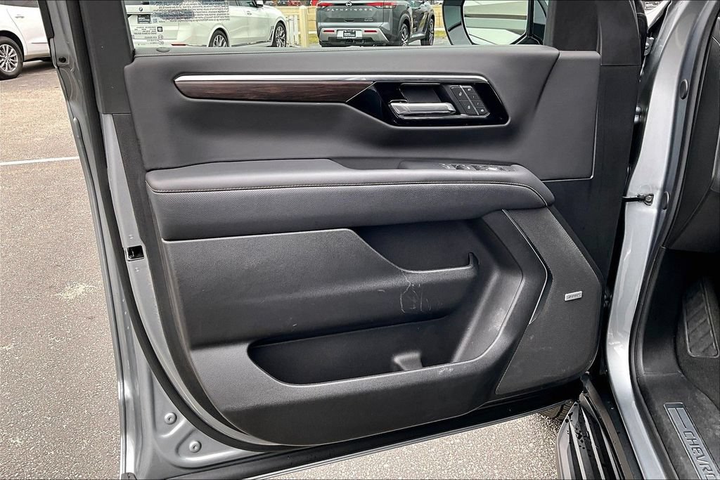 Used 2025 Chevrolet Suburban Premier AWD/4WD image 25