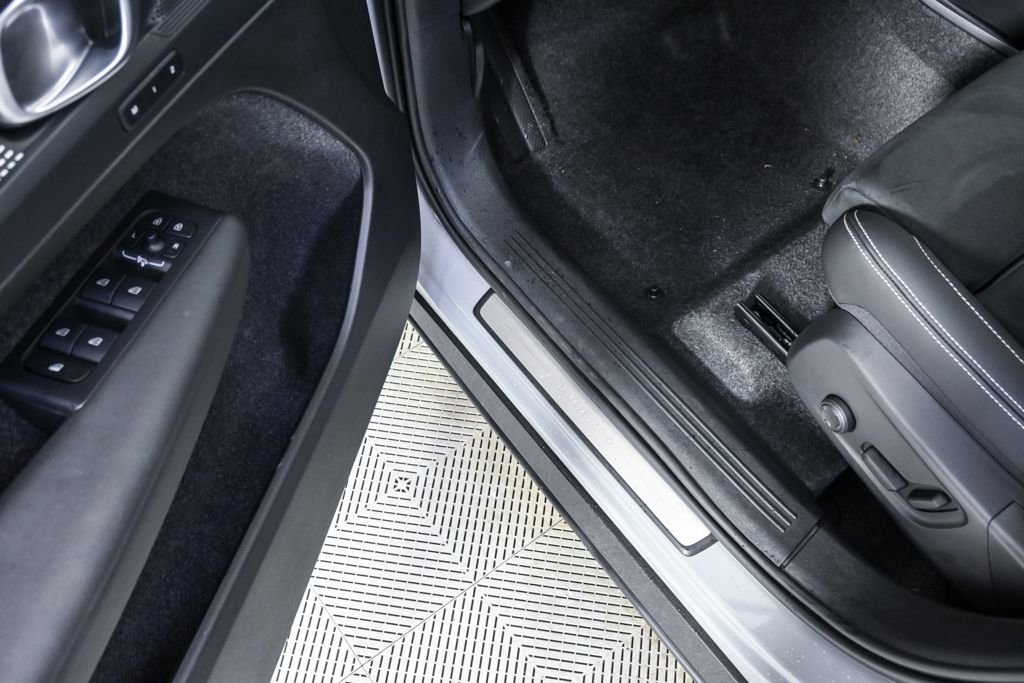 Certified 2025 Volvo XC40 B5 Plus image 9