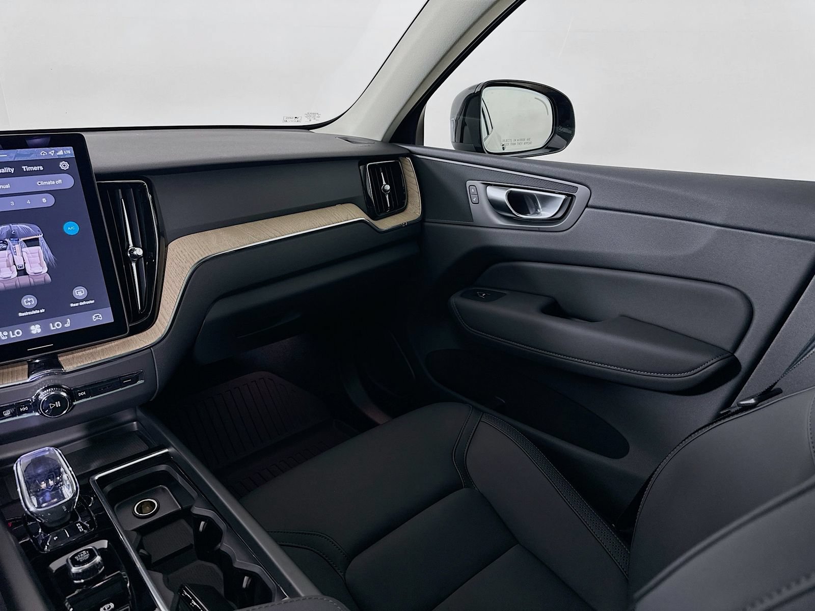 New 2026 Volvo XC60 B5 Plus w/ Protection Package Premier AWD/4WD image 23