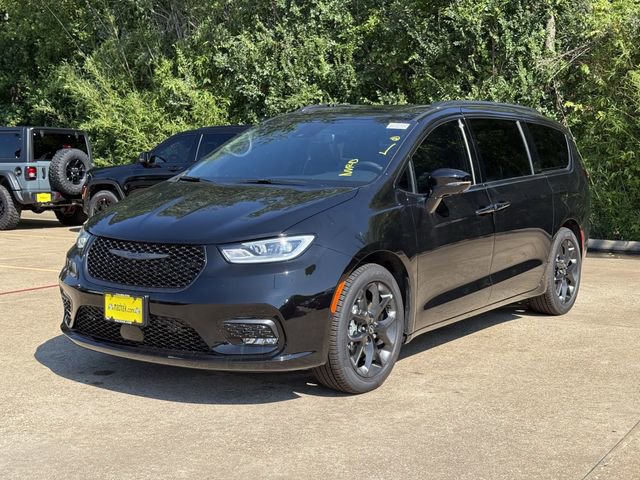 New 2026 Chrysler Pacifica Limited w/ S Appearance Package image 4
