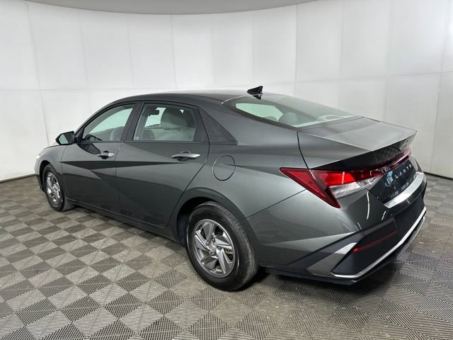Used 2025 Hyundai Elantra SE w/ Cargo Package image 5