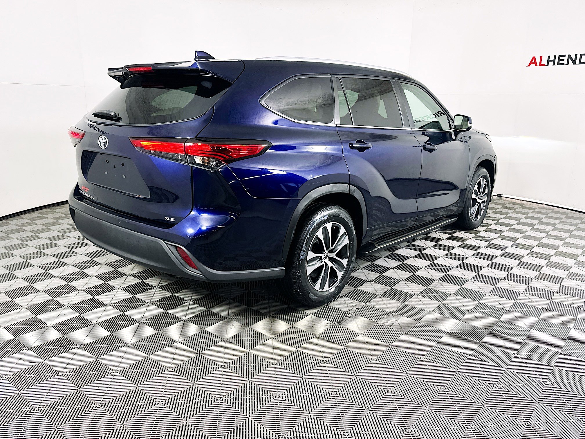 Used 2023 Toyota Highlander XLE image 3