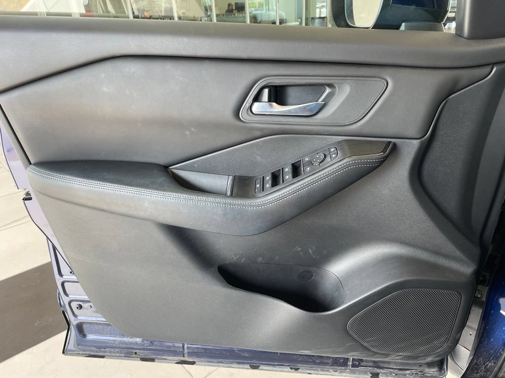 Certified 2024 Nissan Rogue SV FWD image 9