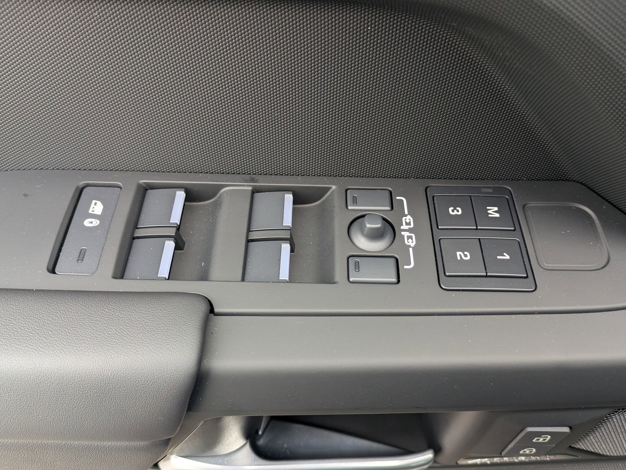 New 2026 Land Rover Defender 110 X-Dynamic SE image 22