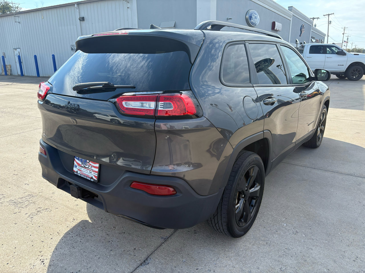 Used 2016 Jeep Cherokee Latitude image 4