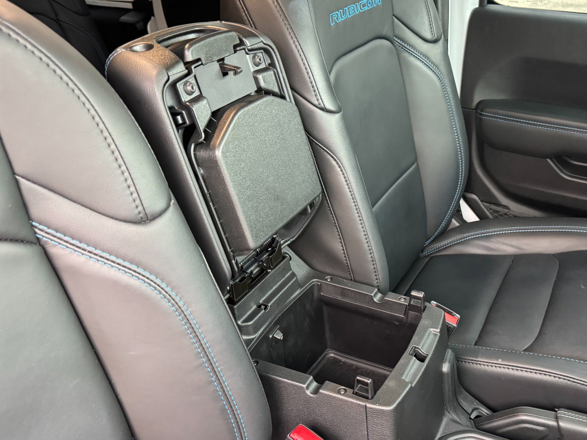 Used 2025 Jeep Wrangler Unlimited Rubicon 4xe image 23