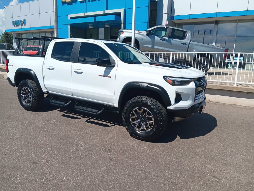 Used 2025 Chevrolet Colorado ZR2 w/ Technology Package AWD/4WD image 7