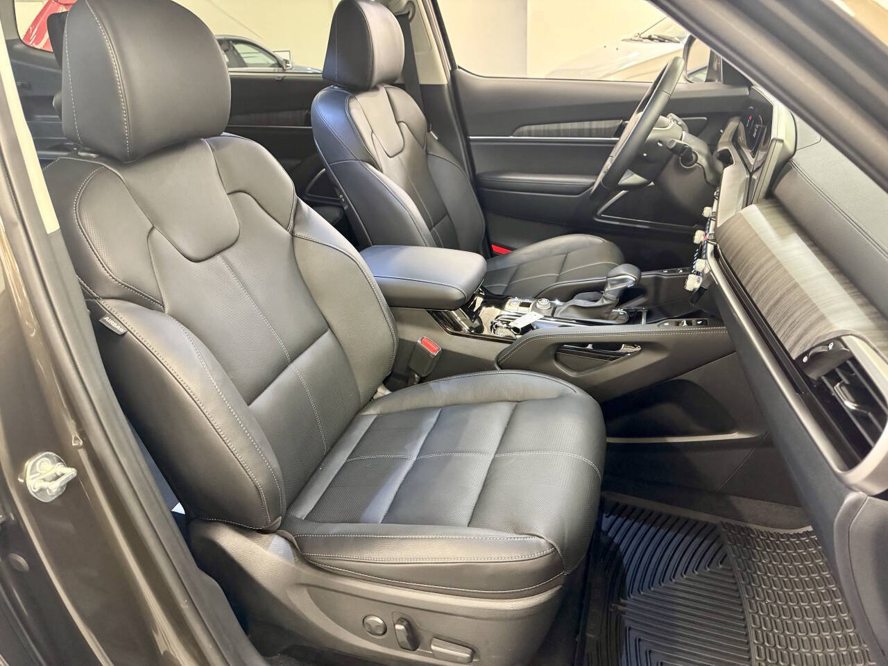 Used 2025 Kia Telluride EX w/ EX Captain's Chair Package FWD image 24