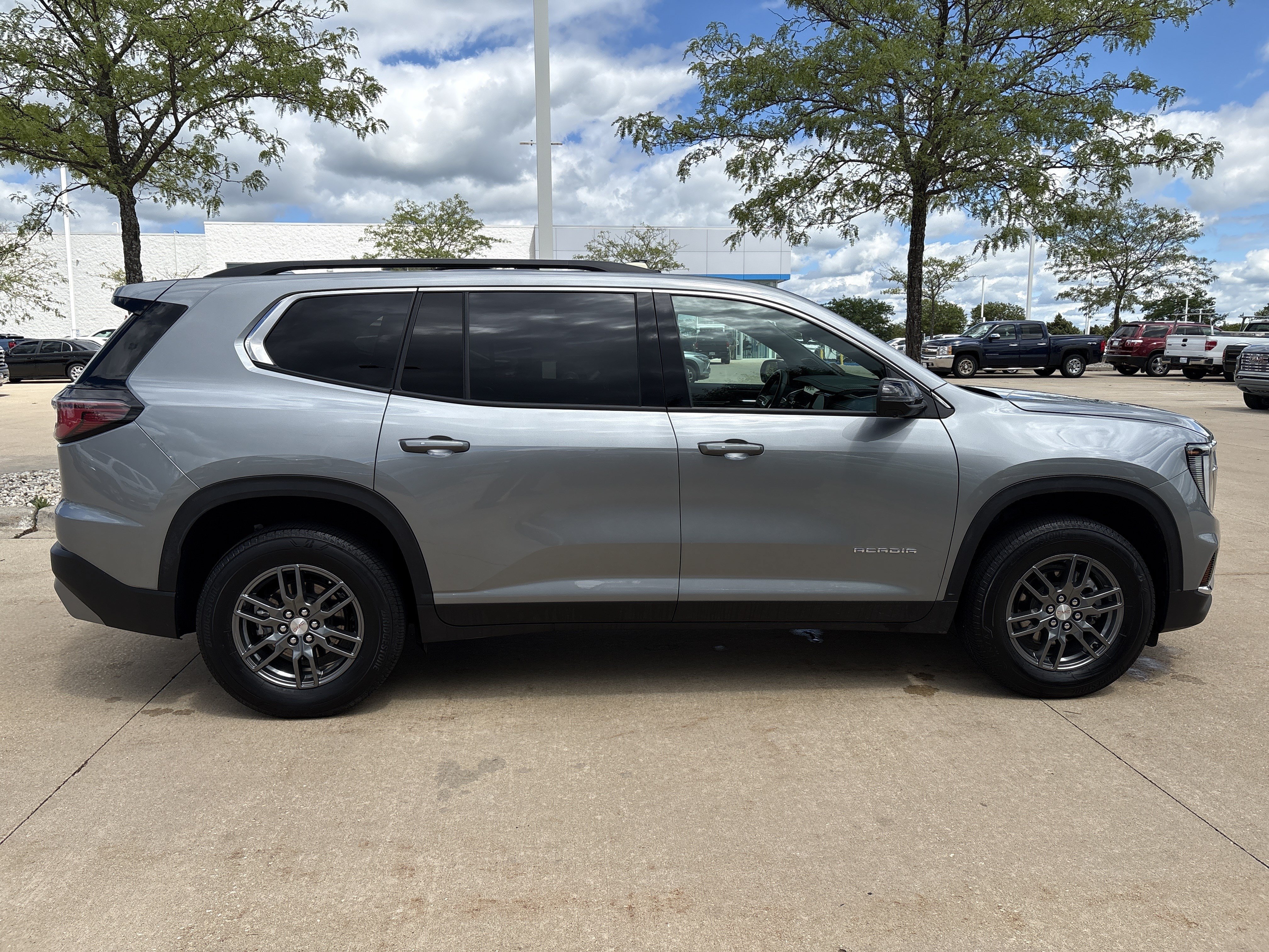 Used 2025 GMC Acadia Elevation FWD image 8