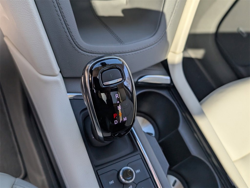 Used 2025 Cadillac XT6 Premium Luxury image 25