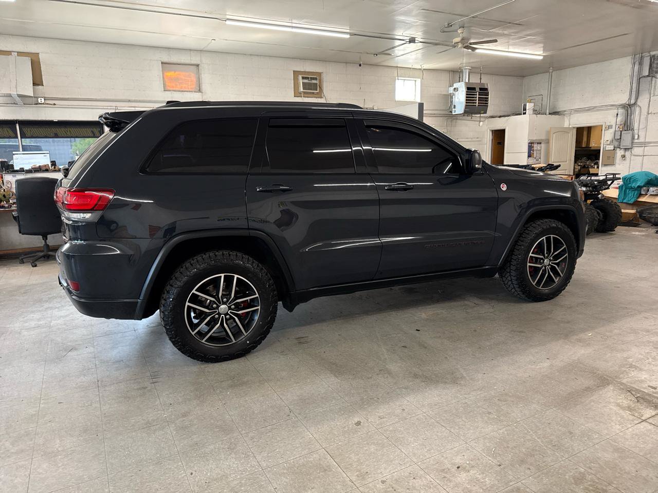 Used 2018 Jeep Grand Cherokee Trailhawk w/ Trailhawk Luxury Group AWD/4WD image 4