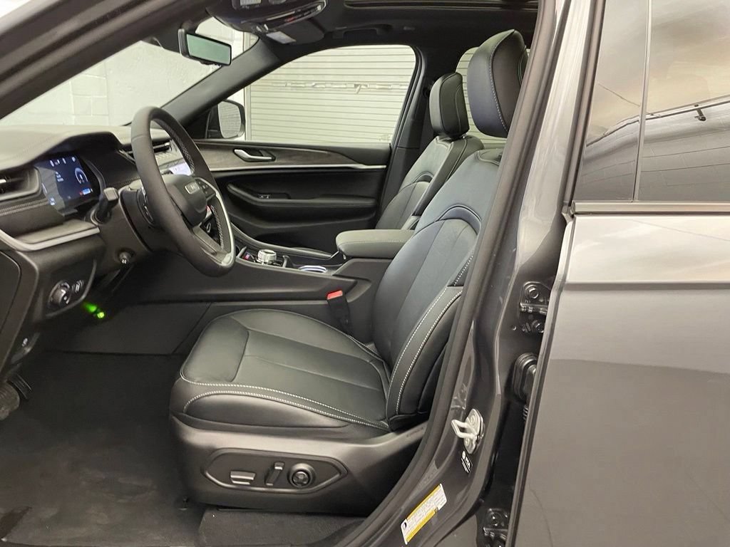 New 2026 Jeep Grand Cherokee Limited AWD/4WD image 17