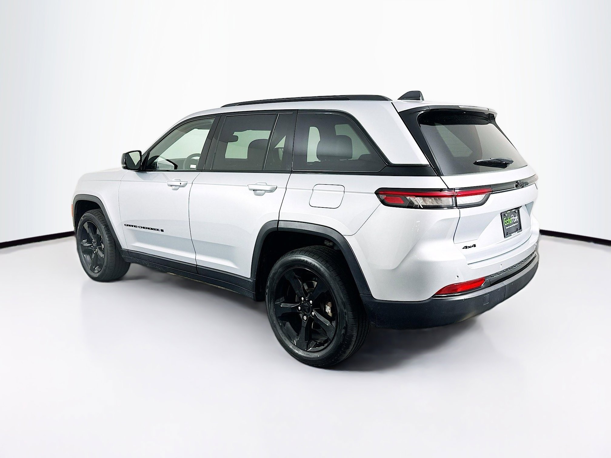 Used 2023 Jeep Grand Cherokee Altitude AWD/4WD image 5
