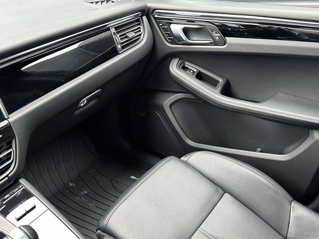 Certified 2025 Porsche Macan image 28