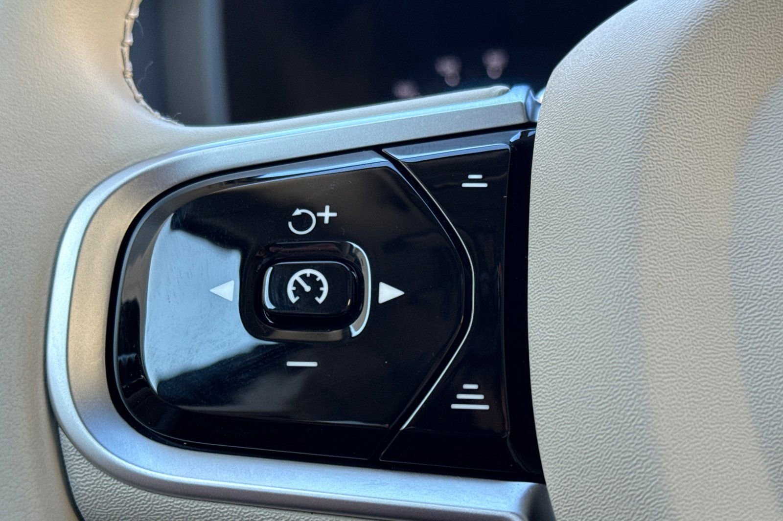 Used 2025 Volvo V60 B5 Cross Country Ultra w/ Protection Package Premier image 28