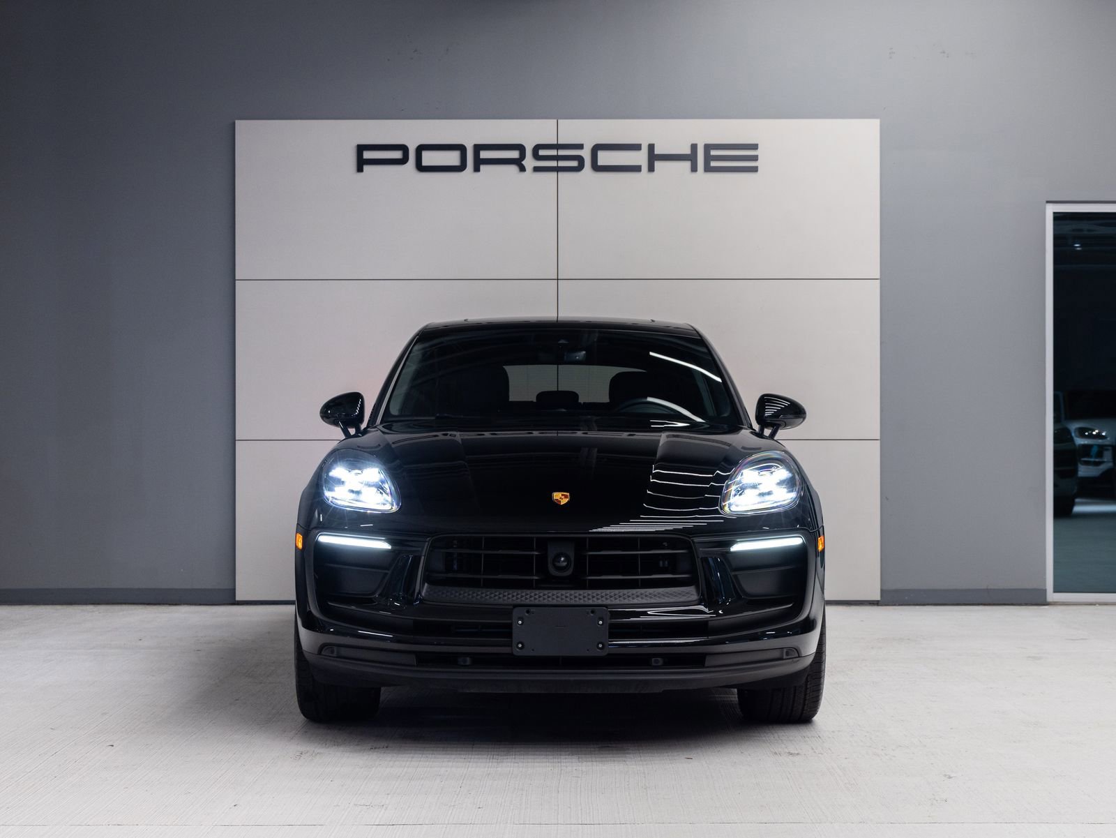 Certified 2023 Porsche Macan AWD/4WD image 10