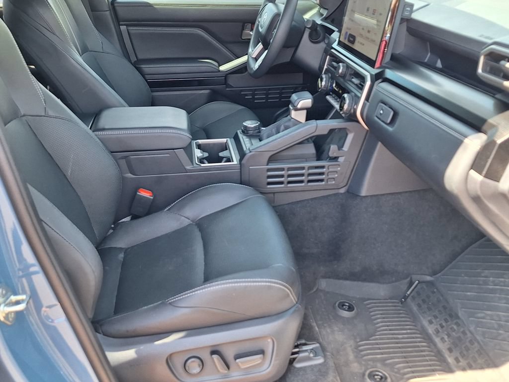 Used 2025 Toyota 4Runner Limited AWD/4WD image 32