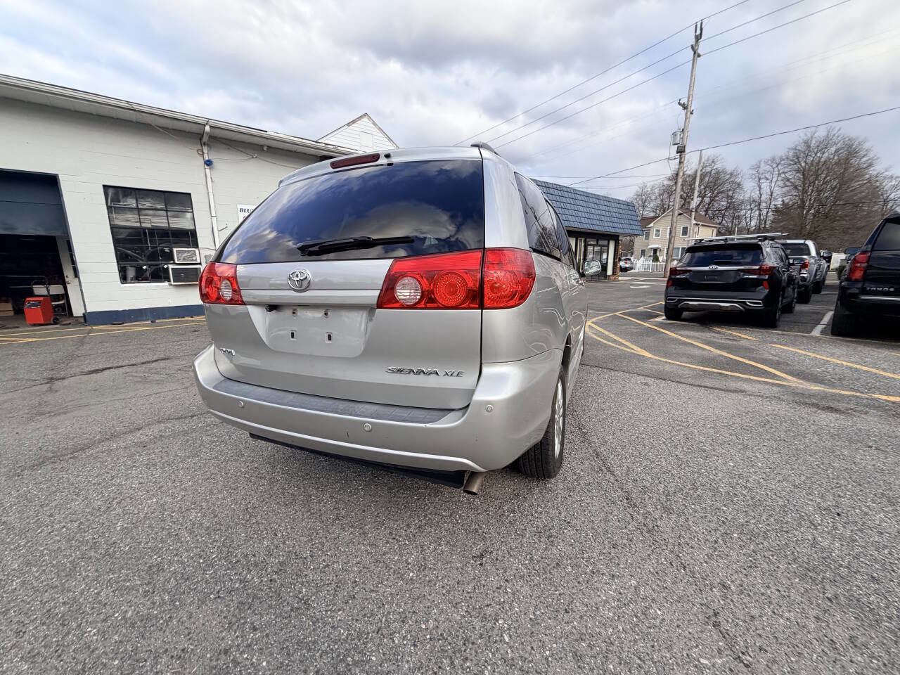 Used 2010 Toyota Sienna XLE Limited image 11