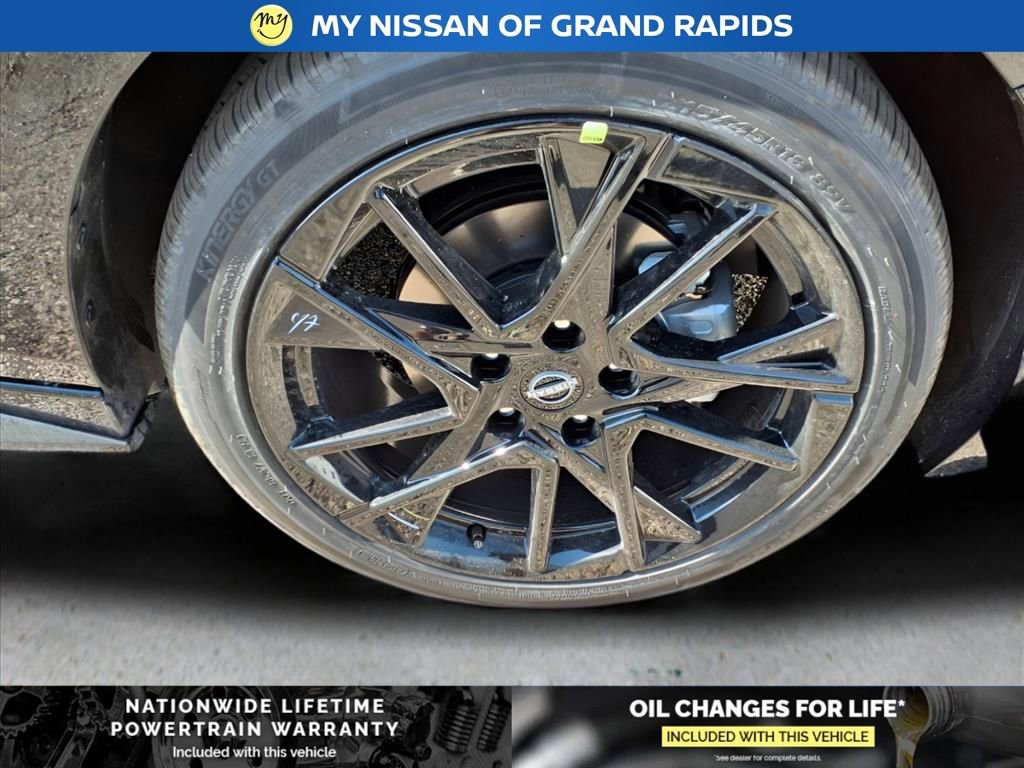 New 2025 Nissan Sentra SR w/ Midnight Edition image 15