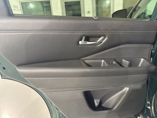 Used 2023 Nissan Pathfinder Platinum AWD/4WD image 17
