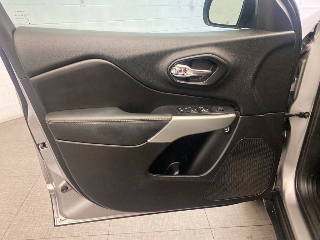 Used 2018 Jeep Cherokee Latitude Plus w/ Trailer Tow Group AWD/4WD image 21