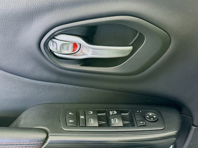 Used 2016 Jeep Cherokee Trailhawk w/ Cold Weather Group image 17