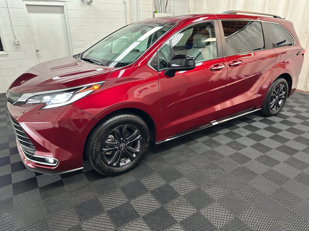 Used 2024 Toyota Sienna XSE w/ XSE Plus Package AWD/4WD image 5