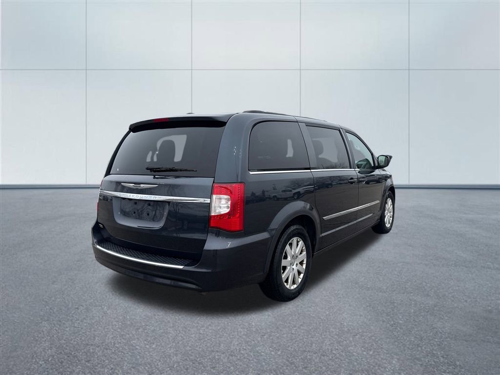Used 2014 Chrysler Town & Country Touring image 5