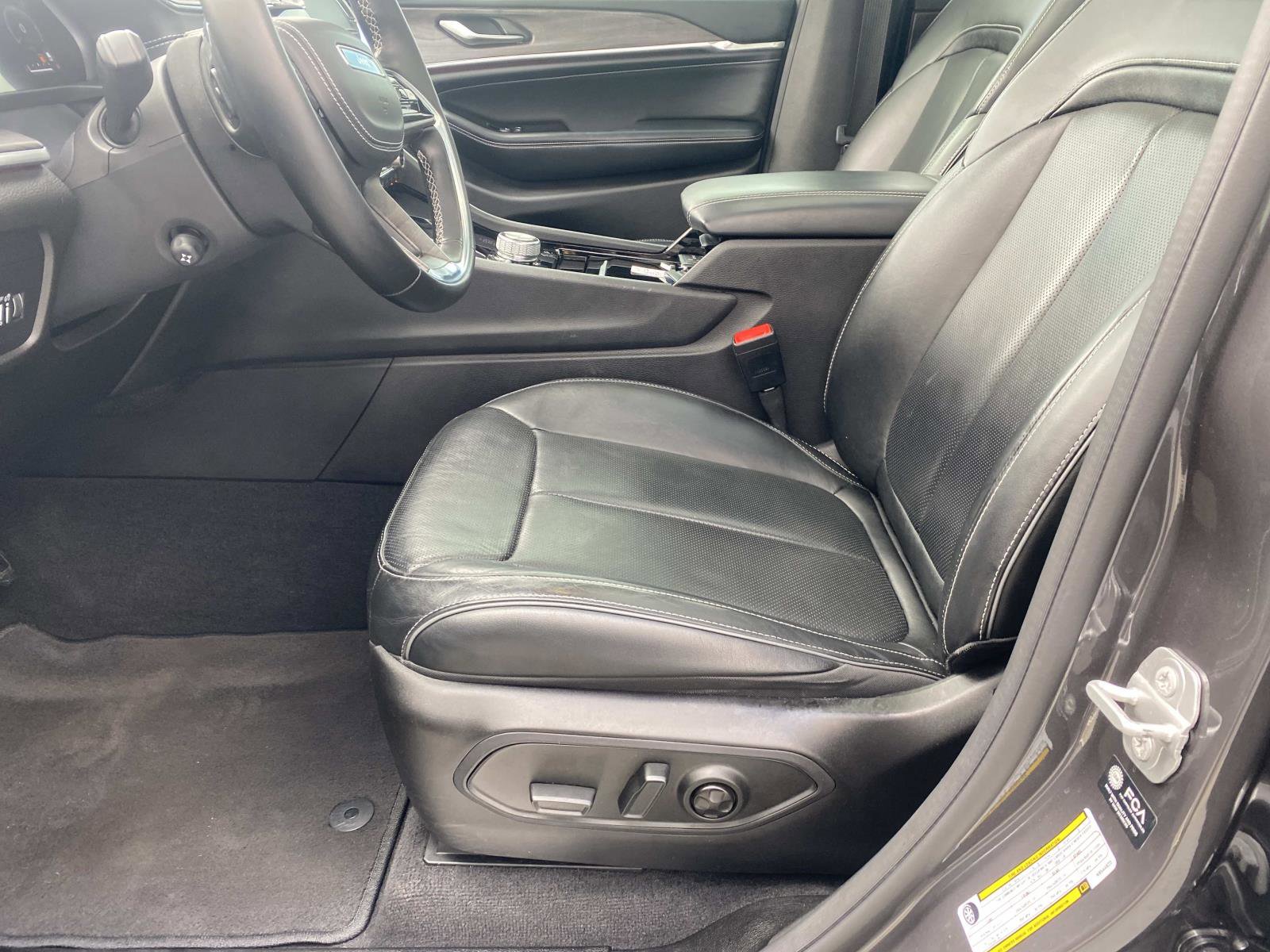 Used 2022 Jeep Grand Cherokee Overland w/ MOPAR Finishing Package image 21