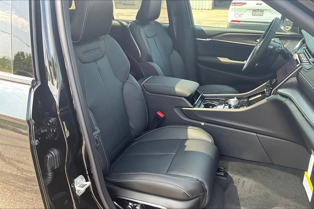 New 2025 Jeep Grand Cherokee Overland w/ Luxury Tech Group IV AWD/4WD image 8