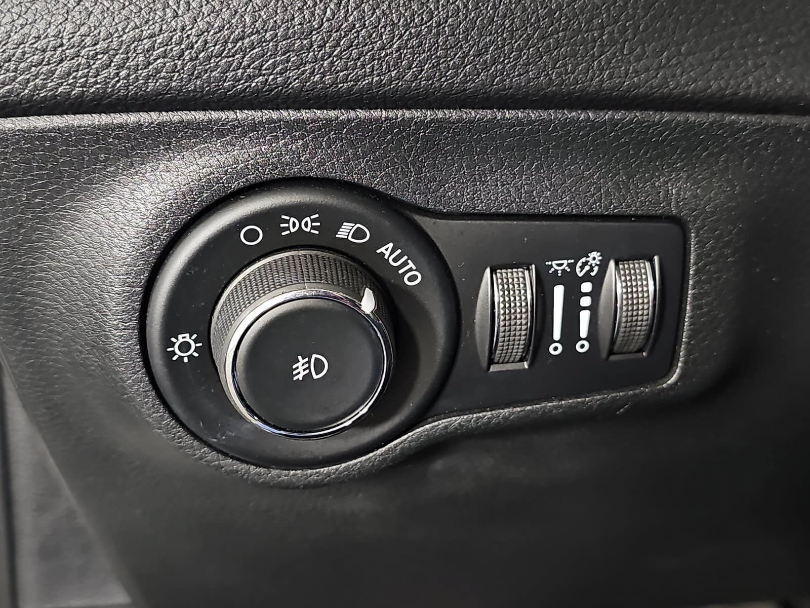 Used 2018 Jeep Compass Limited w/ Navigation Group AWD/4WD image 23