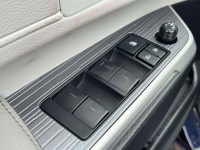 Used 2025 Toyota Sienna LE w/ LE Plus Package image 20