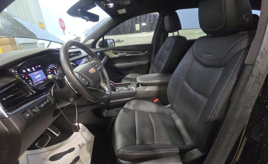 Used 2023 Cadillac XT6 Sport w/ Technology Package image 2