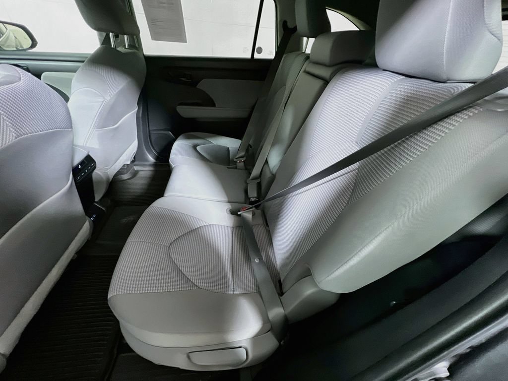 Used 2023 Toyota Highlander LE FWD image 21