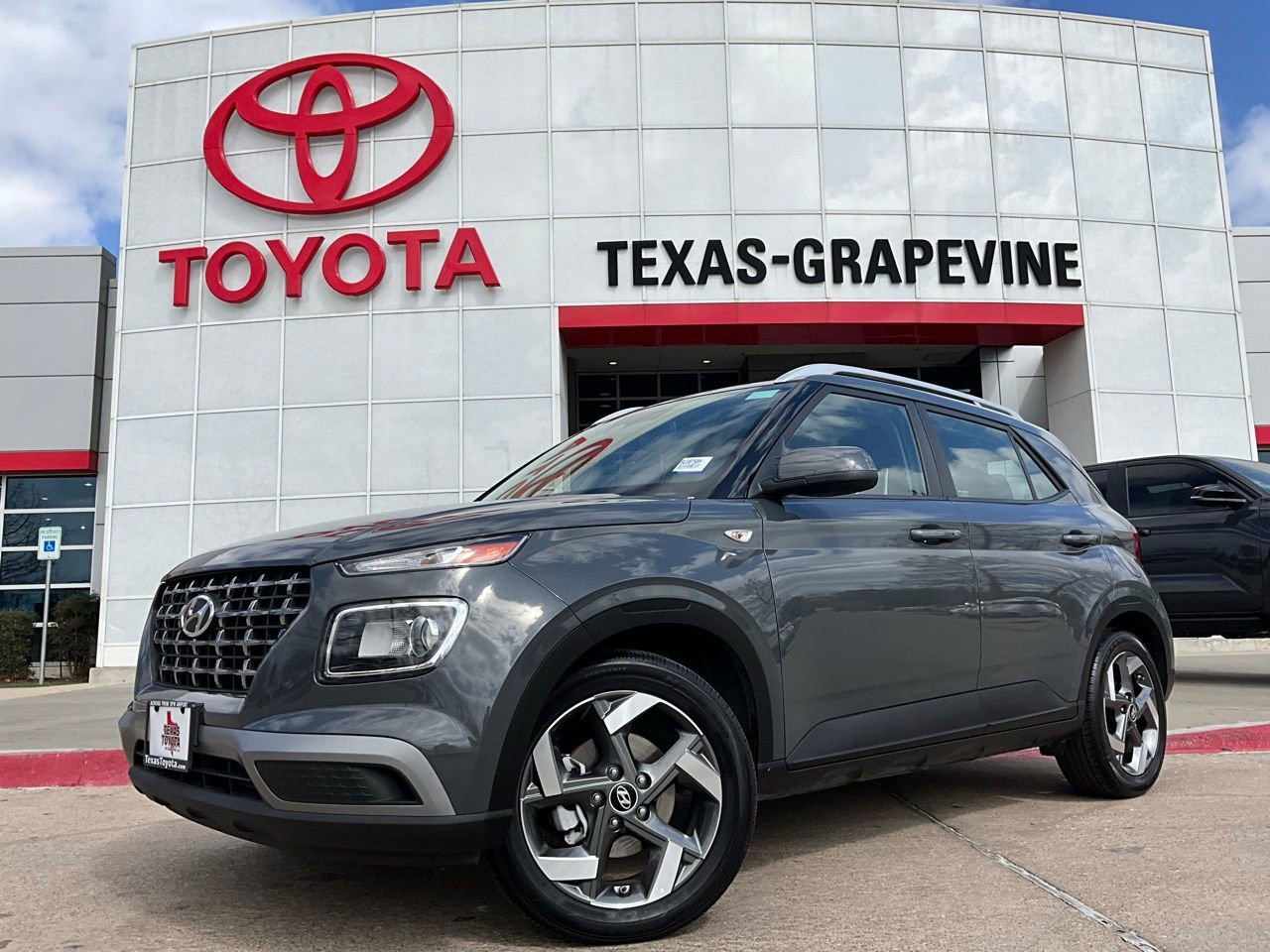 Used 2025 Hyundai Venue SEL image 2