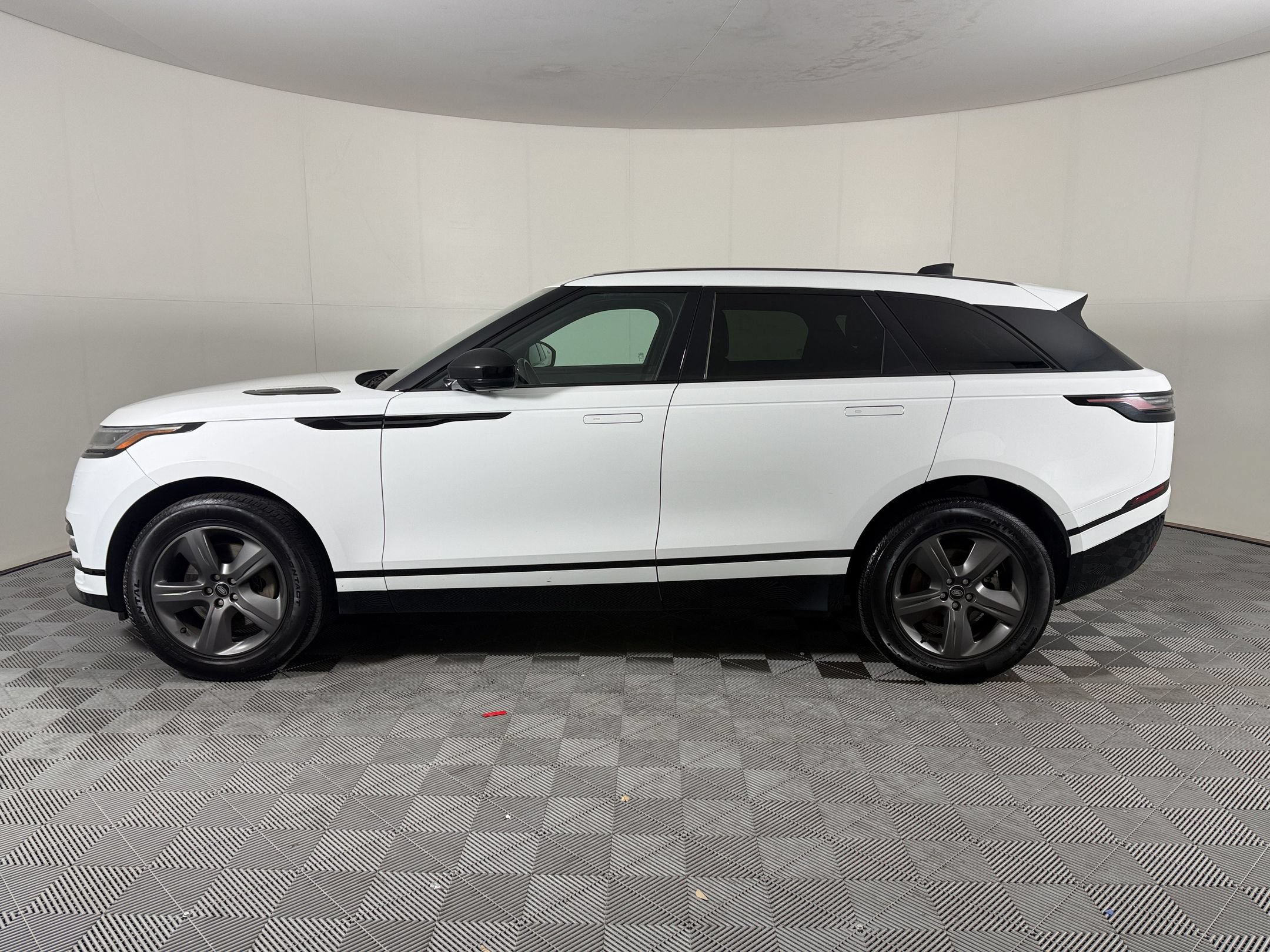 Used 2025 Land Rover Range Rover Velar Dynamic SE AWD/4WD image 2