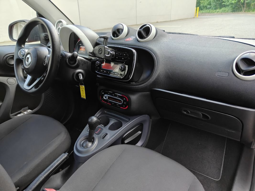 Used 2016 smart fortwo pure RWD image 13