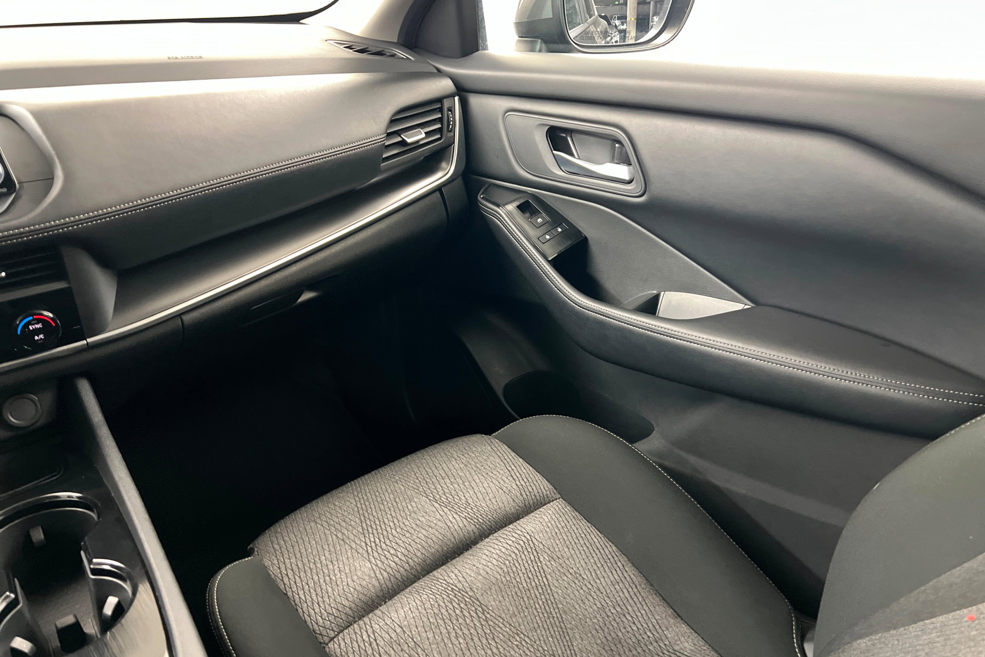 Used 2025 Nissan Rogue SV image 11