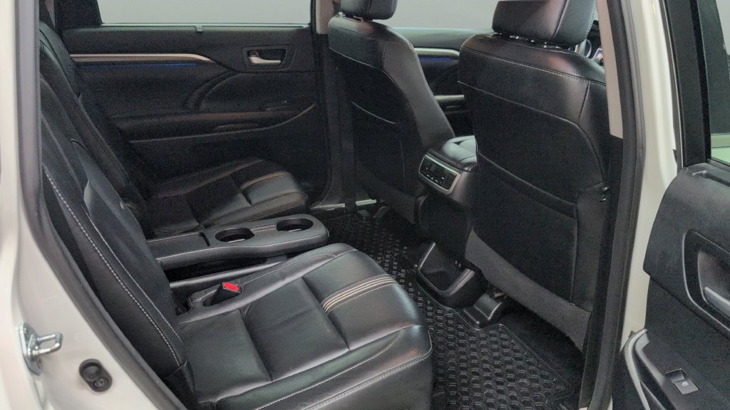 Used 2017 Toyota Highlander SE AWD/4WD image 25