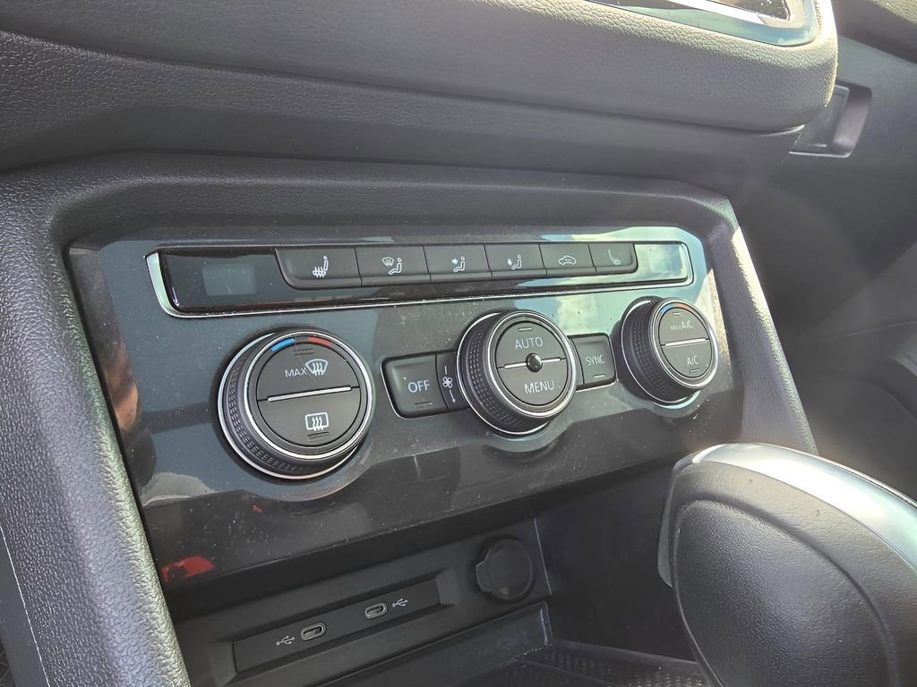 Used 2021 Volkswagen Tiguan SE w/ Panoramic Sunroof Package image 17